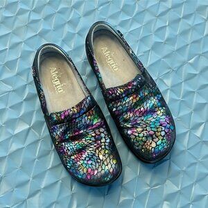 Alegria KEL-459 Rainbow/Minnow Iridescent Leather Clogs Size 39